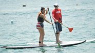 Alinne Rosa faz stand up paddle em praia de salvador - Felipe Souto Maior/AgNews