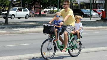 Rodrigo Hilbert Passeia de bicicleta em Copacabana com os filhos - JC Pereira/Agnews