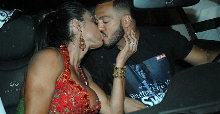 Belo e Gracyanne Barbosa se beijam em ensaio para o Carnaval - Eduardo Graboski/Mais Mídia