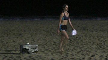 Bárbara Evans corre na praia durante a noite e mostra boa forma - AgNews