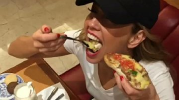 Thalia deixa dieta de lado e devora comidas calóricas em restaurante - Instagram/Reprodução