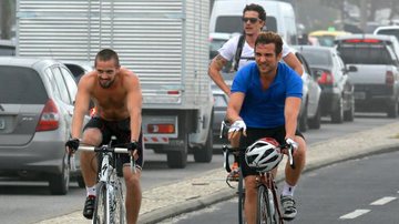Rafael Cardoso, Igor Rickli e Rafael Losso andam de bike no Rio - Dilson Silva/AgNews