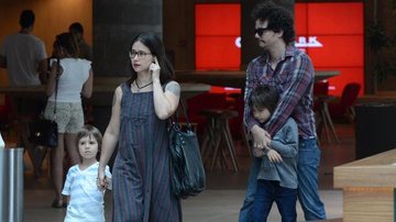 Wagner Moura passeia com os filhos e a mulher no Rio - AgNews