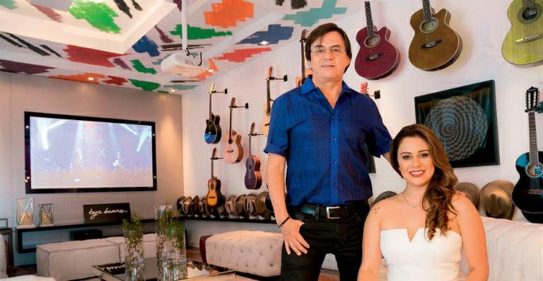Na Casa Cor Campinas, o par Chitãozinho e Márcia Lima confere espaço em homenagem a dupla do cantor com Xoróró. - Caio Guimarães