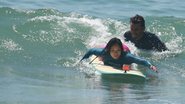 Com instrutor bonitão, Carol Nakamura aprende a surfar no Rio - Dilson Silva / AgNews