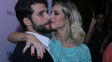Giovanna Ewbank recebe o carinho do marido, Bruno Gagliasso, em lançamento - Marcello Sá Barretto / AgNews
