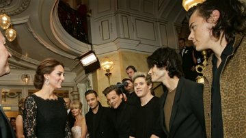 Integrantes do One Direction cumprimentam Kate Middleton em evento - Getty Images