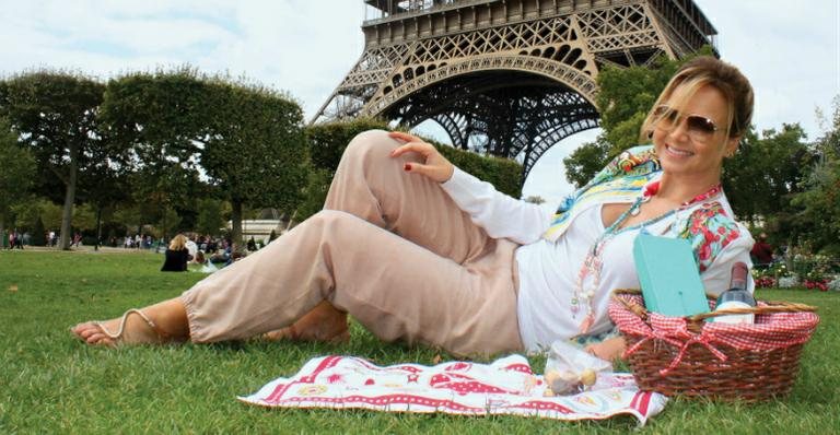 Em frente à Torre Eiffel, Eliana arma piquenique de queijos e vinhos. - Acervo pessoal