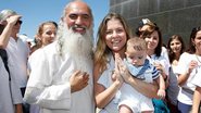 Sri Prem Baba e Bárbara Borges com o filho - Felipe Panfili/ AgNews