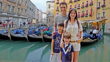 Com os herdeiros, Theo e Luca, e a eleita, Marcelly Anselmé, o galã explora o velho continente com direito a parada na mágica Veneza. - CARLOS CASAGRANDE