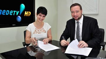 Mariana Godoy assina contrato com a RedeTV! - Wayne Camargo/RedeTV!