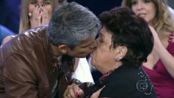 Otaviano Costa beija Dona Dulce durante o Amor e Sexo na Globo - TV Globo/Reprodução