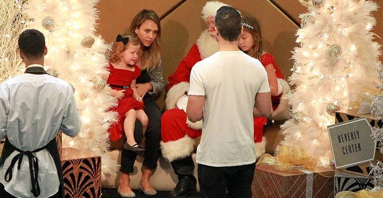 Jessica Alba leva filhas para ver o Papai Noel e a caçula chora - AKM-GSI/Splash News