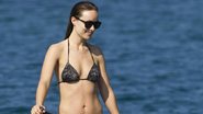 Oito meses após dar à luz, Olivia Wilde exibe ótima forma na praia com o filho - AKM-GSI/Splash