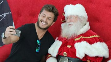 Klebber Toledo tira foto com o Papai Noel em shopping do Rio de Janeiro - AgNews