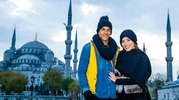 Apaixonados, Marcello  e Caroline encaram o frio de Istambul, maior cidade da Turquia, para visitar  a Mesquita Azul. - Martin Gurfein