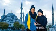 Apaixonados, Marcello  e Caroline encaram o frio de Istambul, maior cidade da Turquia, para visitar  a Mesquita Azul. - Martin Gurfein