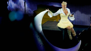 Exibindo alegria no olhar, Xuxa comanda seu show natalino, em que leva ao público suas canções de maior sucesso. - Caio Guimarães