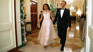A rigor, o casal Obama chega à gala Kennedy Center Honors, na capital, Washington. - KRIS CONNOR/GETTY IMAGES E JOSHUA ROBERTS/REUTERS
