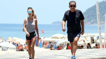 Galvão Bueno faz caminhada em praia no Rio - Andre Freitas / AgNews