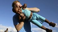 Príncipe Harry brinca com criança durante viagem a Lesoto, na África - Reuters