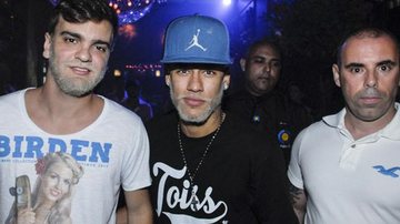 Neymar com amigos - Cassiano de Souza / Divulgação