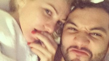 Antonia Fontenelle posa na cama com namorado e se declara - Instagram/Reprodução