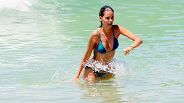 Yasmin Brunet exibe boa forma em praia do Rio de Janeiro - JC Pereira/AgNews
