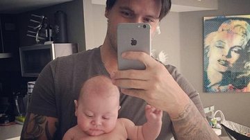 Flávio Mendonça faz selfie com filho Benjamin, que tem dois meses de idade - Reprodução Instagram