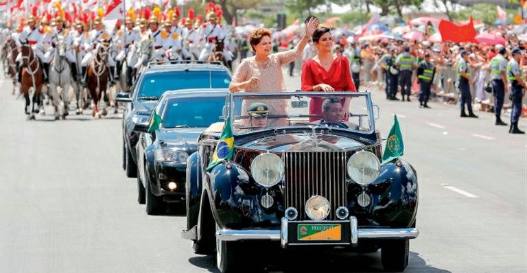 Com look nude e rendado, Dilma desfila em carro aberto até o Congresso Nacional ao lado da única herdeira. - EVARISTO SA/GETTY IMAGES, FABIO BRAGA, JOEDSON ALVES, RICARDO MORAES, UESLEI MARCELINO E ROBERTO STUCKERT FILHO