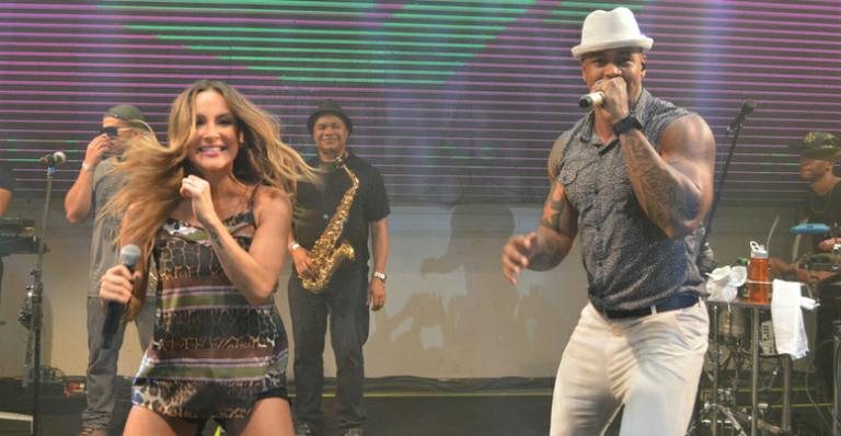 De shortinho, Claudia Leitte rebola em show de Leo Santana - Felipe Souto Maior/AgNews