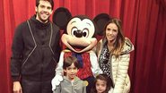 Kaká, Carol Celico e os filho posam com o Mickey - Reprodução/Instagram