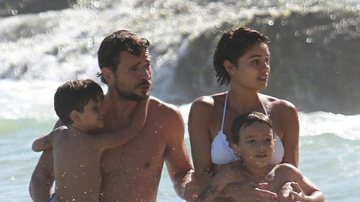 Sophie Charlotte e Daniel Oliveira curtem praia com Raul e Moisés - Dilson Silva/AgNews
