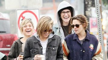 Kristen Stewart passeia com Alicia Cargile e outras amigas em Los Angeles - AKM-GSI/Splash