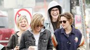 Kristen Stewart passeia com Alicia Cargile e outras amigas em Los Angeles - AKM-GSI/Splash