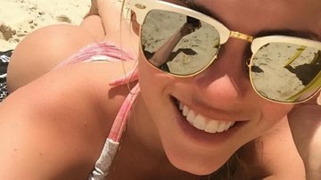 De biquíni fio dental, Bárbara Evans exibe corpão na praia - Instagram/Reprodução