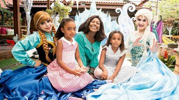 Gloria entre as filhas e as recreadoras, caracterizadas como Anna e Elsa, de Frozen. - CABÉRA