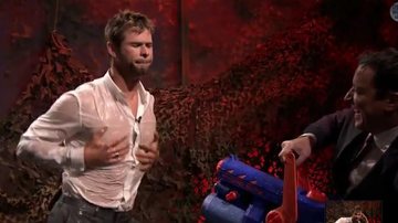 Chris Hemsworth dança de camisa molhada na TV - YouTube/Reprodução