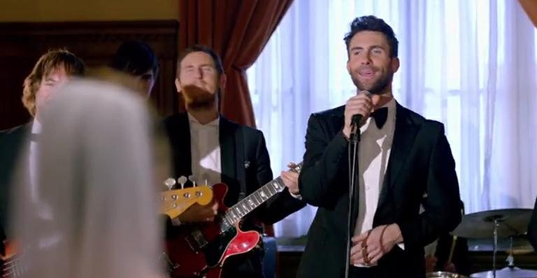 Maroon 5 canta em festas de casamento em novo clipe - Reprodução