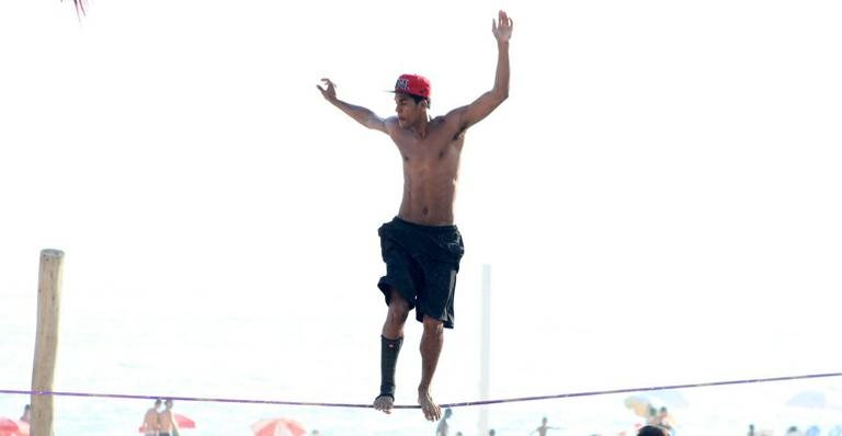 Marcello Melo Jr. pratica slackline em praia do Rio de Janeiro - Jc Pereira/AgNews