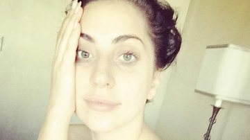 De topless, Lady Gaga surge sem maquiagem na cama - Instagram/Reprodução