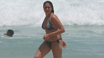 De biquíni, Fernanda Gentil exibe corpão em praia do Rio - Dilson Silva/AgNews
