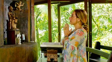 O momento de fé da atriz na capela da Ilha de CARAS: prece por seu caçula, morto em 2010 vítima de um atropelamento no Rio. - CADU PILOTTO
