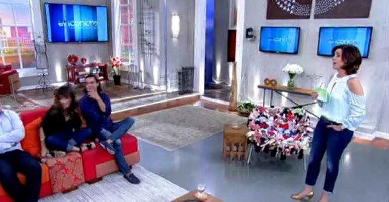 Fátima Bernardes pede à Maria Ribeiro que se sente direito - TV Globo / Reprodução