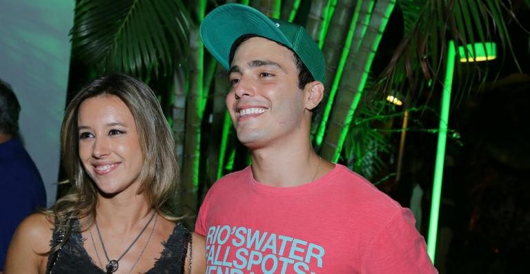 Thiago Rodrigues e Cristiane Dias trocam carinho em festa - Marcello Sá Barretto/AgNews