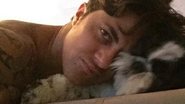 Sem camisa, Thammy posa abraçada com cachorro de estimação - Instagram/Reprodução