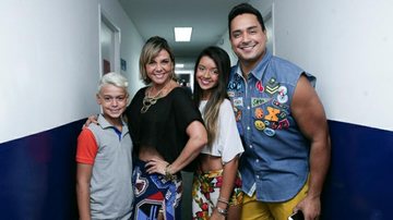 Carla Perez curte show de Xanddy com os filhos - Raphael Castello/AgNews