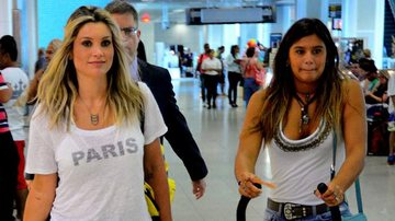 Flávia Alessandra com as filhas, Giulia e Olívia, em aeroporto no Rio de Janeiro - William Oda /AgNews