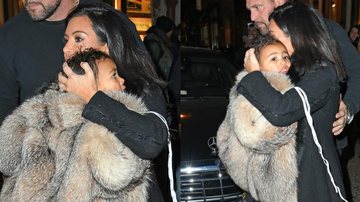 North West, filha de Kim Kardashian e Kanye West, usa casaco de pele - AKM-GSI/Splash