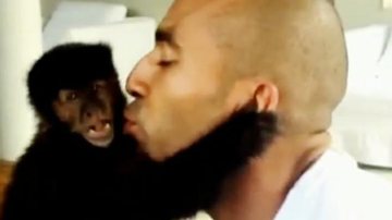 Emerson Sheik publica vídeo beijando macaca de estimação - Instagram/Reprodução